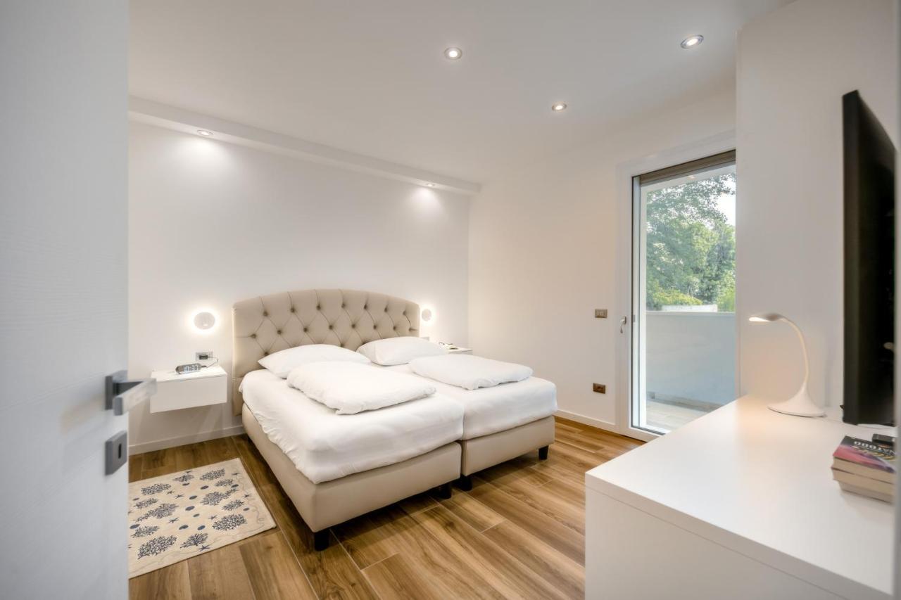 Ferrari Apartments Ponente Каорле Экстерьер фото